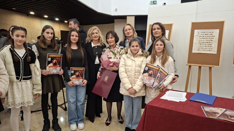 Повеља СПКД „Просвјета“ додјељена проф.Тамари Комар